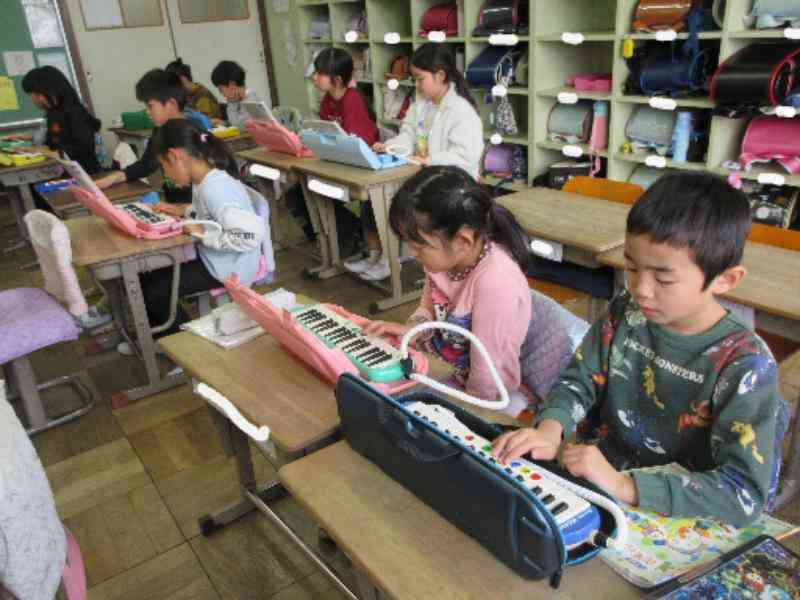 6d8fe4c4-6941-4afd-a6c9-e200a05208f1